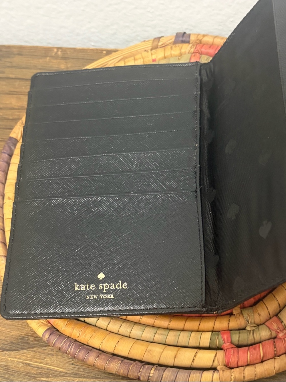 Kate Spade Cat Passport Wallet - Like New - Picture 3 of 6